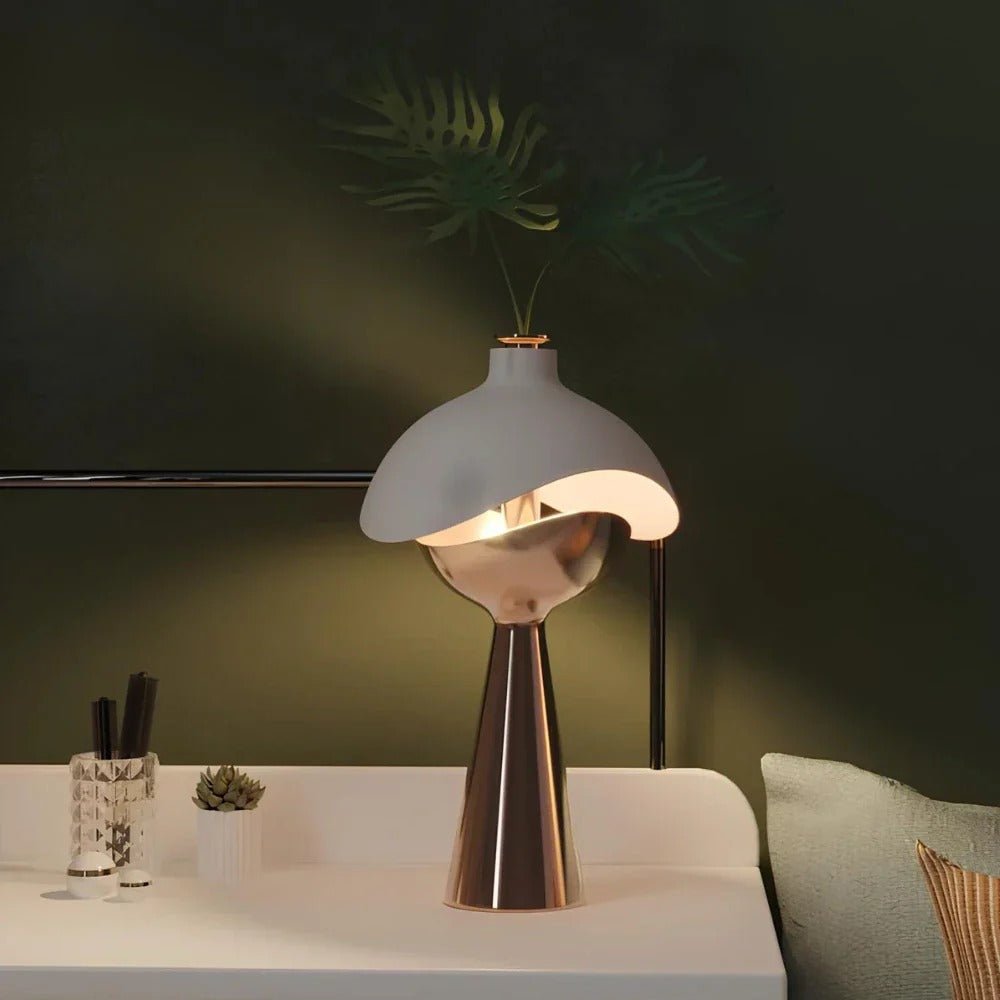 Stolová lampa so sochárskym dizajnom – elegancia a originalita