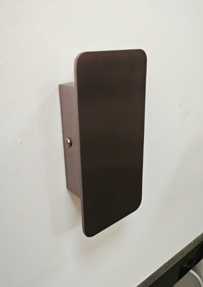 Aplica de perete LED minimalistă – lumină subtilă și linie contemporană