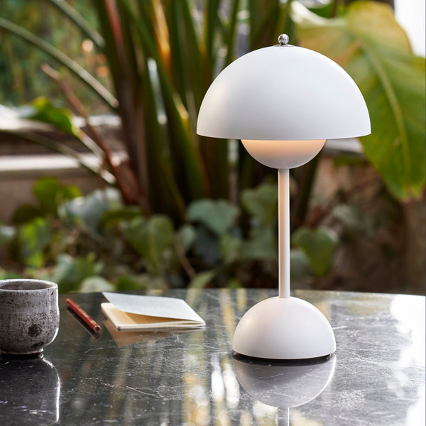 Prenosná stolná lampa – moderný dizajn a nomádské osvetlenie