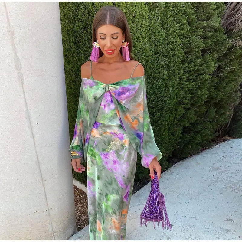 Ginette | Dlhá elegantná šaty – farebná potlač a odhalené plecia