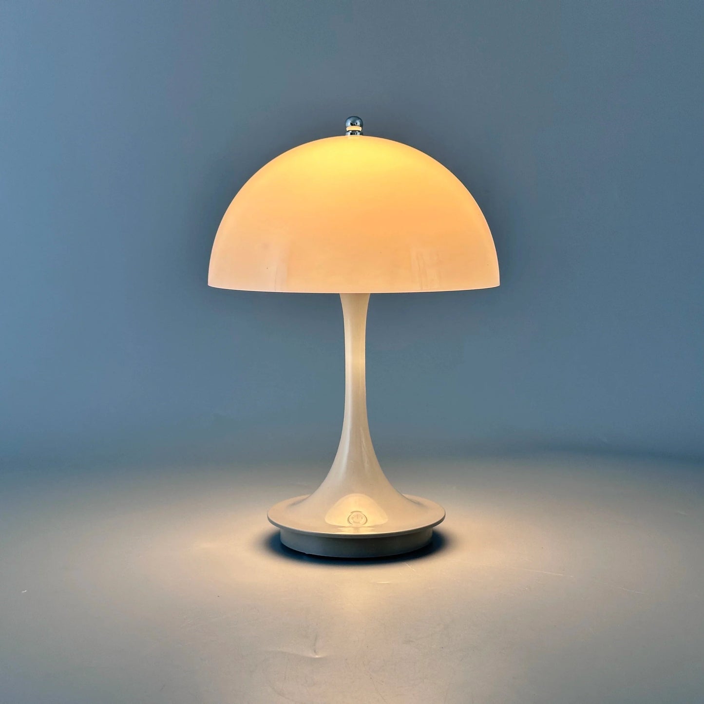 Lámpara de Mesa LED – Recargable y Iluminación en Tres Niveles