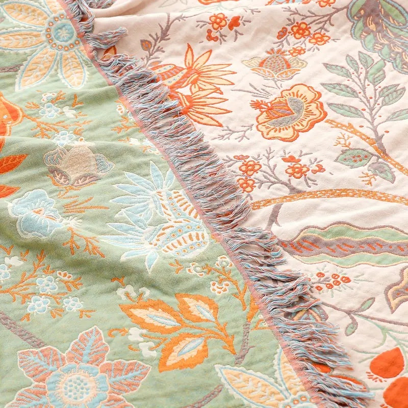 Böhmische Decke mit floralen Mustern und Fransen