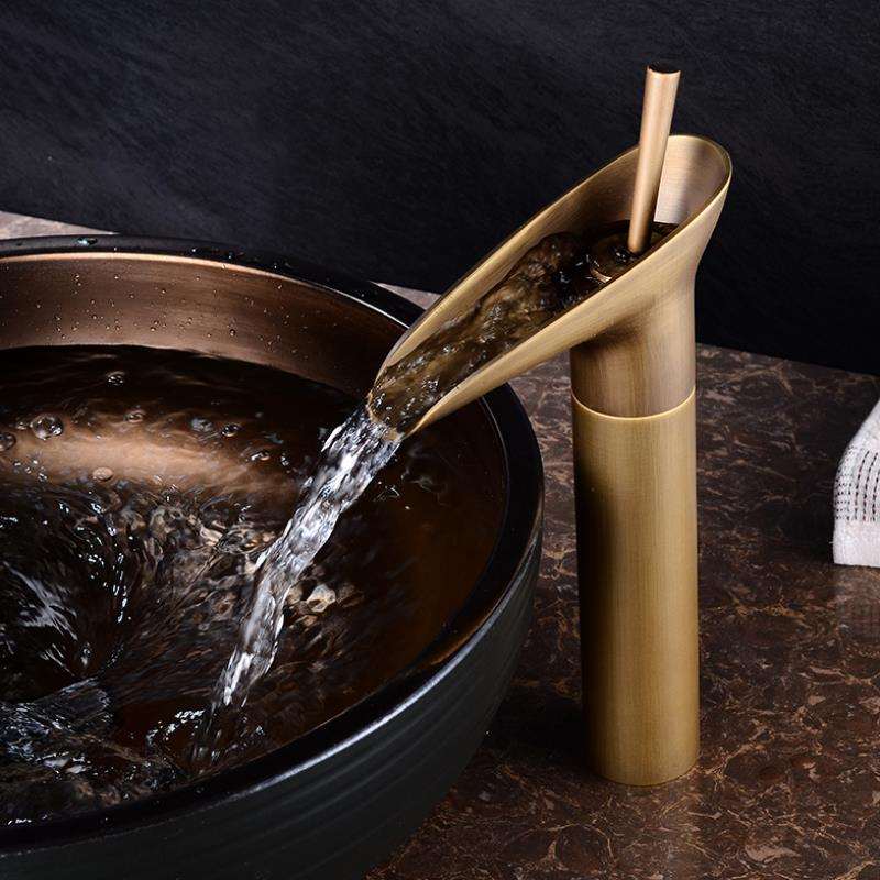 Rubinetto Cascata Bagno – Stile Antico ed Elegante