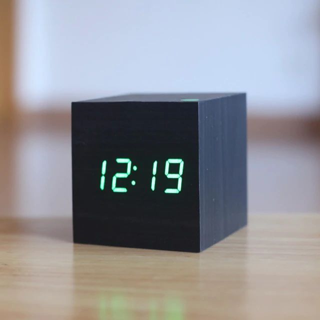 Digitale Würfeluhr – Minimalistisches Design und LED-Anzeige