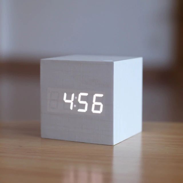 Digitale Würfeluhr – Minimalistisches Design und LED-Anzeige
