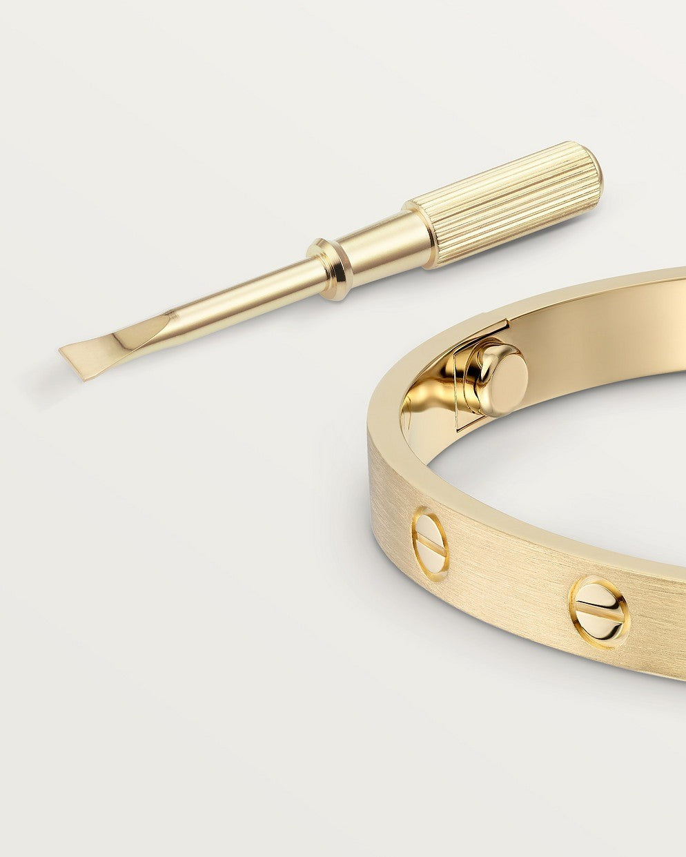 Bracciale Rigido Dorato Minimalista – Eleganza Discreta e Senza Tempo