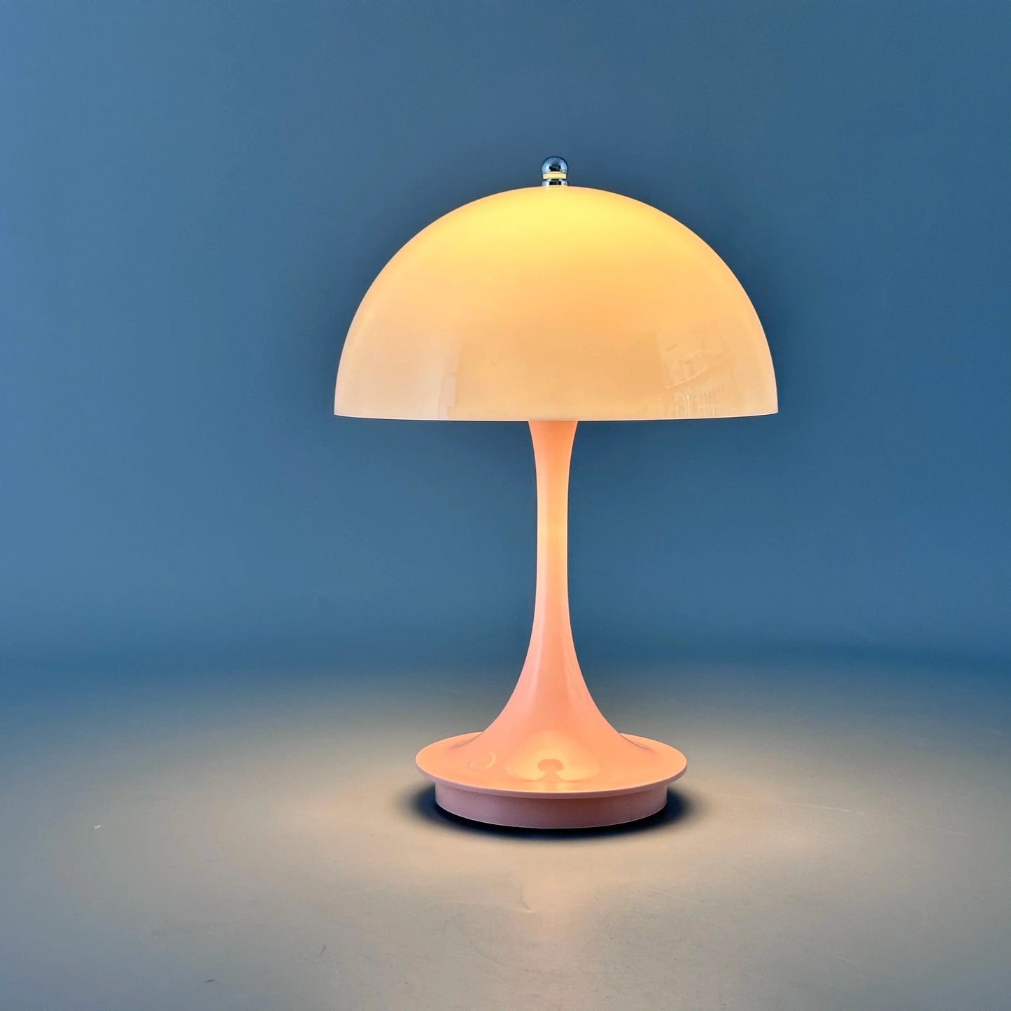 Lámpara de Mesa LED – Recargable y Iluminación en Tres Niveles