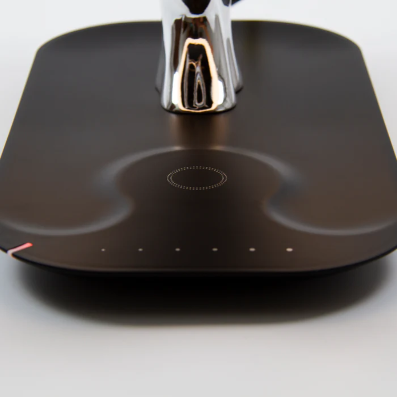 Lampa wielofunkcyjna — światło LED, ładowarka bezprzewodowa i audio Bluetooth
