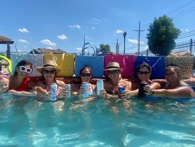 حقيبة شاطئية صلبة - تصميم ملون وسعة كبيرة