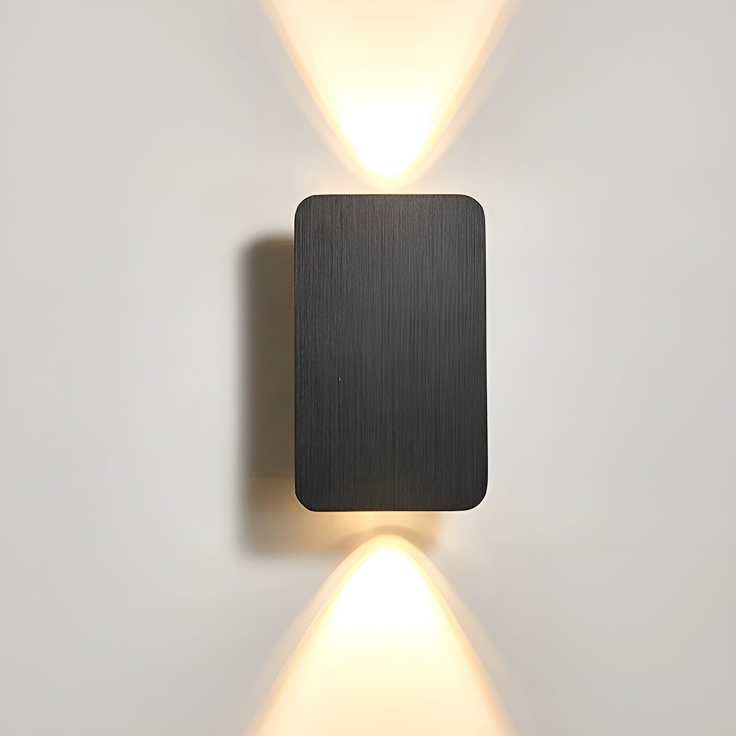 Aplica de perete LED minimalistă – lumină subtilă și linie contemporană