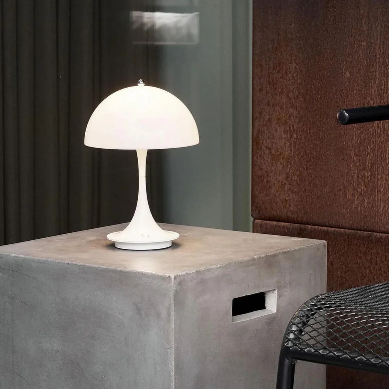 Lámpara de Mesa LED – Recargable y Iluminación en Tres Niveles