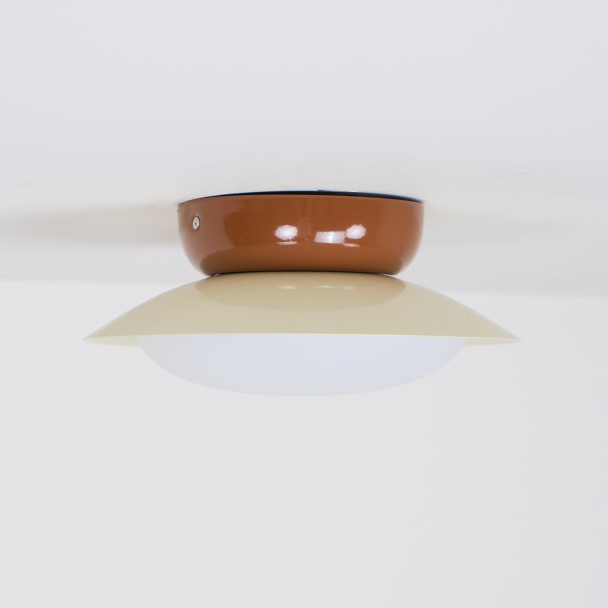 Rund LED-taklampa - naturligt sken och diskret elegans