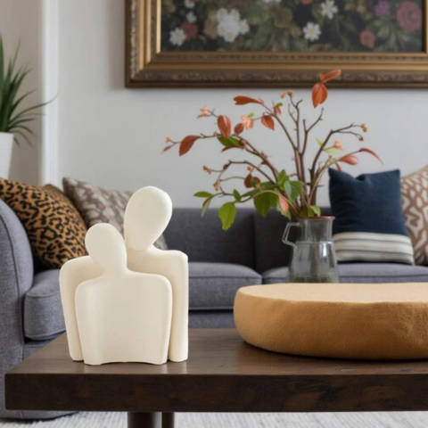 Embraced Couple Sculpture – Artistic and Emotional Allure 