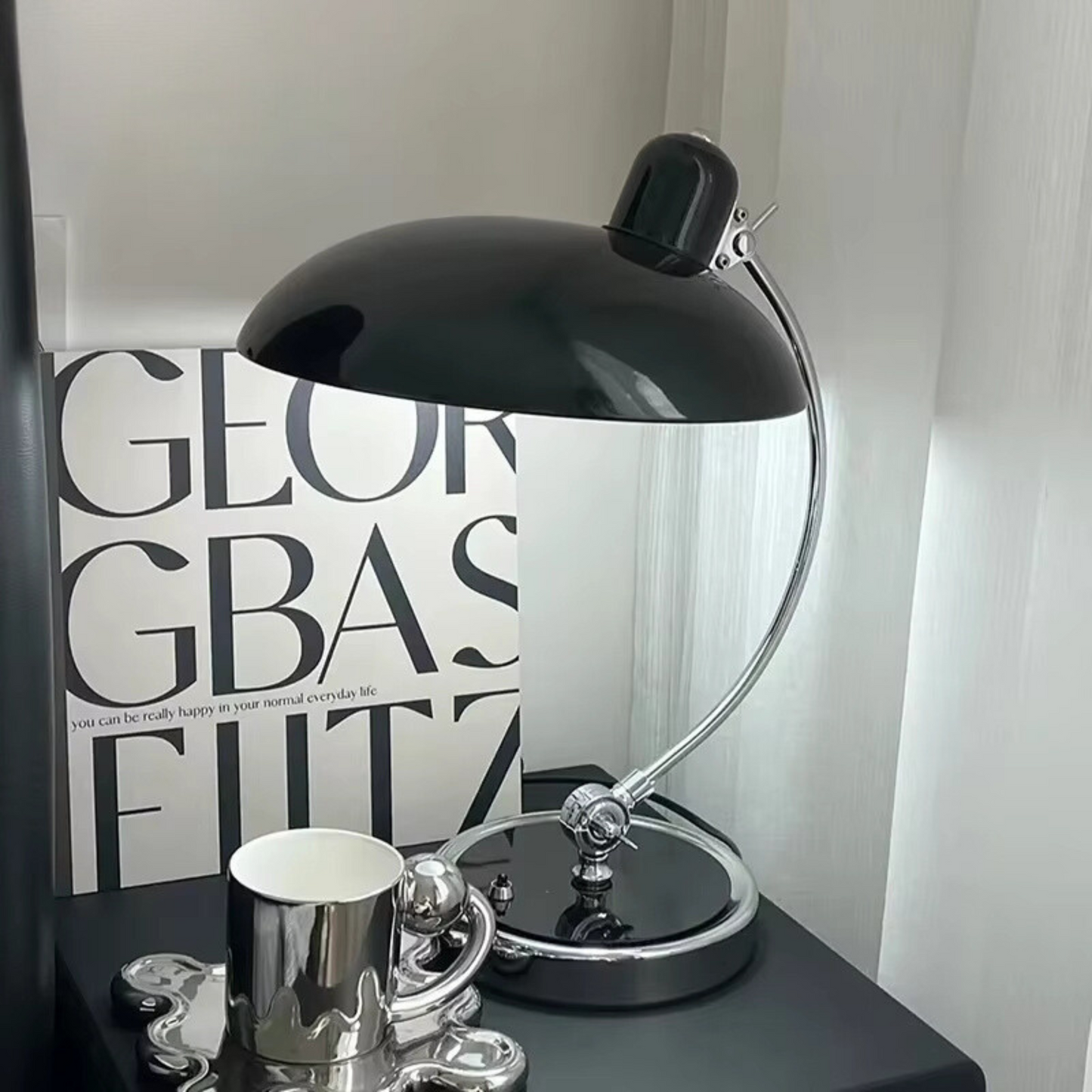 Moderne Skrivebordslampe – Elegant Stil Og Solid Struktur 