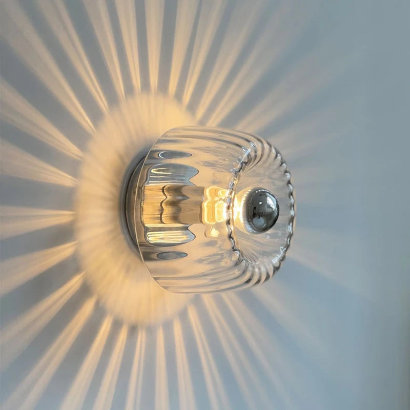 Illuminazione da Parete Raffinata – Gioco di Trasparenza e Luce 