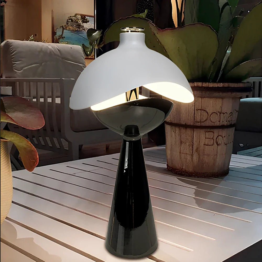 Lâmpada de Mesa Esculpida – Elegância e Originalidade 