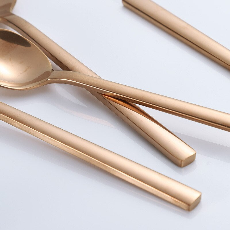 Juego de Cubiertos Completo – Piezas Elegantes Para Una Mesa Refinada 