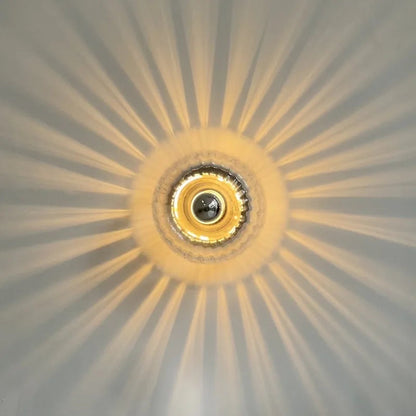 Illuminazione da Parete Raffinata – Gioco di Trasparenza e Luce 